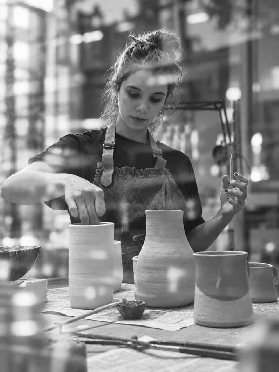 Daniela Ossandón trabajando en cerámica